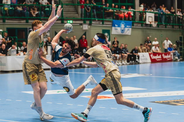 Lukas Stutzke (TSV Hannover-Burgdorf, 39) reisst die Arme zum blocken, Eloy Morante Maldonado (Bergischer HC, 33) Sprungwurfingt zum Wurf und Hannes Feise (TSV Hannover-Burgdorf, 56) kommt dazu Bergischer HC vs. TSV Hannover-Burgdorf, Handball, Daikin 1.HBL, 30.Spieltag, Saison 2025 26, 02.04.2026, Bergischer HC vs. TSV Hannover-Burgdorf, Handball, Daikin 1.HBL, 30.Spieltag, Saison 2025 26, 02.04.2026 Wuppertal Copyright: xEibner-Pressefoto LukasxBaldygax EP_LBA