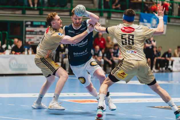 Lukas Stutzke (TSV Hannover-Burgdorf, 39) im Zweikampf mit Johannes Wasielewski (Bergischer HC, 77) der den Ball hat und zum Wurf gehen will, Hannes Feise (TSV Hannover-Burgdorf, 56) will blocken Bergischer HC vs. TSV Hannover-Burgdorf, Handball, Daikin 1.HBL, 30.Spieltag, Saison 2025 26, 02.04.2026, Bergischer HC vs. TSV Hannover-Burgdorf, Handball, Daikin 1.HBL, 30.Spieltag, Saison 2025 26, 02.04.2026 Wuppertal Copyright: xEibner-Pressefoto LukasxBaldygax EP_LBA