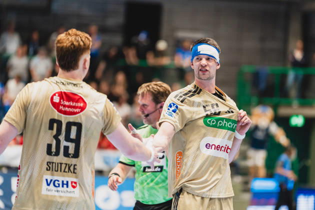 Lukas Stutzke (TSV Hannover-Burgdorf, 39) klatscht mit Hannes Feise (TSV Hannover-Burgdorf, 56) ab Bergischer HC vs. TSV Hannover-Burgdorf, Handball, Daikin 1.HBL, 30.Spieltag, Saison 2025 26, 02.04.2026, Bergischer HC vs. TSV Hannover-Burgdorf, Handball, Daikin 1.HBL, 30.Spieltag, Saison 2025 26, 02.04.2026 Wuppertal Copyright: xEibner-Pressefoto LukasxBaldygax EP_LBA