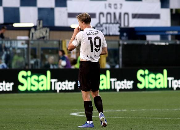 Foto IPP Albano Angilletta Como 02 05 2026 Calcio Campionato di serie A 2025 2026 Como - Napoli nella foto: Rasmus Winther Hojlund delusione a fine gara Italy Photo Press World Copyright italy ITALY Copyright: xR4924_italyphotopressx