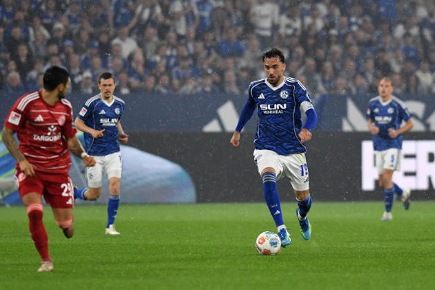 Kenan Karaman (FC Schalke 04) in Aktion, am Ball, Einzelaktion waehrend des Spiels der 2. Bundesliga zwischen FC Schalke 04 und Fortuna Düsseldorf, Veltins-Arena am 02. May 2026 in Gelsenkirchen, Deutschland. (Foto von Ralf Treese DeFodi Images) +++ Kenan Karaman (FC Schalke 04) controls the ball during the 2. Bundesliga match between FC Schalke 04 and Fortuna Düsseldorf at Veltins-Arena on May 2, 2026 in Gelsenkirchen, Germany. (Photo by Ralf Treese DeFodi Images) DFL regulations prohibit any use of photographs as image sequences and or quasi-video. (Photo by Ralf Treese DeFodi Images) -