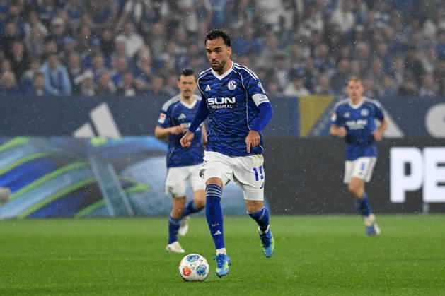 Kenan Karaman (FC Schalke 04) in Aktion, am Ball, Einzelaktion waehrend des Spiels der 2. Bundesliga zwischen FC Schalke 04 und Fortuna Düsseldorf, Veltins-Arena am 02. May 2026 in Gelsenkirchen, Deutschland. (Foto von Ralf Treese DeFodi Images) +++ Kenan Karaman (FC Schalke 04) controls the ball during the 2. Bundesliga match between FC Schalke 04 and Fortuna Düsseldorf at Veltins-Arena on May 2, 2026 in Gelsenkirchen, Germany. (Photo by Ralf Treese DeFodi Images) DFL regulations prohibit any use of photographs as image sequences and or quasi-video. (Photo by Ralf Treese DeFodi Images) -
