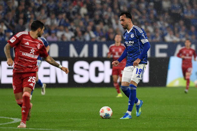 Kenan Karaman (FC Schalke 04) in Aktion, am Ball, Einzelaktion waehrend des Spiels der 2. Bundesliga zwischen FC Schalke 04 und Fortuna Düsseldorf, Veltins-Arena am 02. May 2026 in Gelsenkirchen, Deutschland. (Foto von Ralf Treese DeFodi Images) +++ Kenan Karaman (FC Schalke 04) controls the ball during the 2. Bundesliga match between FC Schalke 04 and Fortuna Düsseldorf at Veltins-Arena on May 2, 2026 in Gelsenkirchen, Germany. (Photo by Ralf Treese DeFodi Images) DFL regulations prohibit any use of photographs as image sequences and or quasi-video. (Photo by Ralf Treese DeFodi Images) -