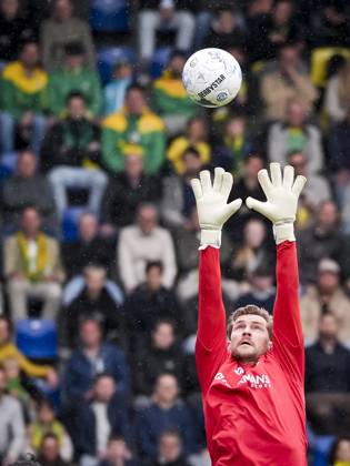 SITTARD - Fortuna Sittard goalkeeper Mattijs Branderhorst jumps for the ball during the Dutch Eredivisie match between Fortuna Sittard and Feyenoord at the Fortuna Sittard stadium on 3 May 2026 in Sittard, the Netherlands. TOBIAS KLEUVER ANP Eredivisie 2025-2026 xVIxANPxSportx xxANPxIVx 557368683 originalFilename: 557368683