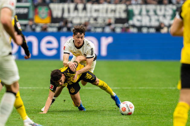 Philipp Sander (Borussia Moenchengladbach, 16) im Zweikampf mit Samuele Inacio (Borussia Dortmund, 40) VfL Borussia Moenchengladbach vs. Borussia Dortmund, Fussball, 1. Bundesliga, 32. Spieltag, Saison 2025 2026, 03.05.2026 DFL REGULATIONS PROHIBIT ANY USE OF PHOTOGRAPHS AS IMAGE SEQUENCES AND OR QUASI-VIDEO VfL Borussia Moenchengladbach vs. Borussia Dortmund, Fussball, 1. Bundesliga, 32. Spieltag, Saison 2025 2026, 03.05.2026 Moenchengladbach Copyright: xEibner-Pressefoto J.xDerondeaux EP_JDU