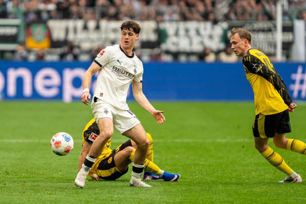 Philipp Sander (Borussia Moenchengladbach, 16) im Zweikampf mit Samuele Inacio (Borussia Dortmund, 40) VfL Borussia Moenchengladbach vs. Borussia Dortmund, Fussball, 1. Bundesliga, 32. Spieltag, Saison 2025 2026, 03.05.2026 DFL REGULATIONS PROHIBIT ANY USE OF PHOTOGRAPHS AS IMAGE SEQUENCES AND OR QUASI-VIDEO VfL Borussia Moenchengladbach vs. Borussia Dortmund, Fussball, 1. Bundesliga, 32. Spieltag, Saison 2025 2026, 03.05.2026 Moenchengladbach Copyright: xEibner-Pressefoto J.xDerondeaux EP_JDU