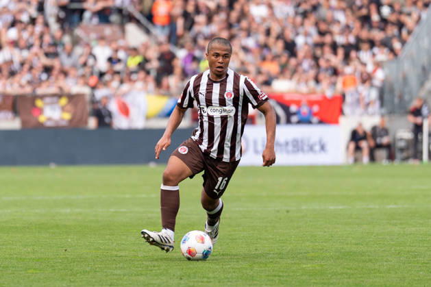 Joel Chima Fujita (FC St. Pauli, 16) im Dribbling, GER, FC St. Pauli vs. 1. FSV Mainz 05, Fussball, Bundesliga, Spieltag 32, Saison 2025 2026, 03.05.2026 DFL REGULATIONS PROHIBIT ANY USE OF PHOTOGRAPHS AS IMAGE SEQUENCES AND OR QUASI-VIDEO GER, FC St. Pauli vs. 1. FSV Mainz 05, Fussball, Bundesliga, Spieltag 32, Saison 2025 2026, 03.05.2026 Hamburg Copyright: xEibner-Pressefoto MaxxVincenx EP_MVN