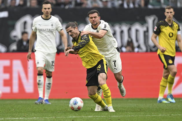 v. li. im Zweikampf Marcel Sabitzer (Dortmund 20) Kevin Stöger Stoeger (Moenchengladbach 7) 03.05.2026 ¢ Fussball ¢ Borussia Moenchengladbach vs Borussia Dortmund, Borussia-Park, Moenchengladbach, DFB DFL REGULATIONS PROHIBIT ANY USE OF PHOTOGRAPHS AS IMAGE SEQUENCES AND OR QUASI-VIDEO