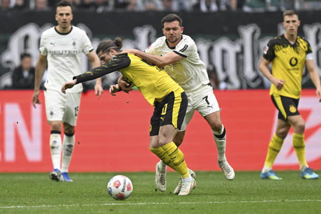 v. li. im Zweikampf Marcel Sabitzer (Dortmund 20) Kevin Stöger Stoeger (Moenchengladbach 7) 03.05.2026 ¢ Fussball ¢ Borussia Moenchengladbach vs Borussia Dortmund, Borussia-Park, Moenchengladbach, DFB DFL REGULATIONS PROHIBIT ANY USE OF PHOTOGRAPHS AS IMAGE SEQUENCES AND OR QUASI-VIDEO