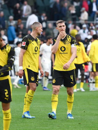 Nico Schlotterbeck (Borussia Dortmund), Waldemar Anton (Borussia Dortmund), v.re. nach dem Spiel 03.05.2026, Fussball 1. Bundesliga, Saison 2025 2026, 32. Spieltag, Borussia Mönchengladbach - Borussia Dortmund 1:0 DFL regulations prohibit any use of photographs as image sequences and or quasi-video Moenchengladbach Borussia Park Nordrhein Westfalen Deutschland