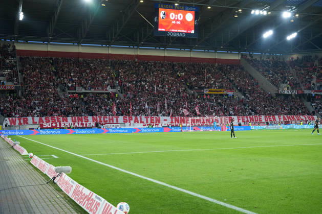 Spruchband der Fans und Ultras auf der Tribüne, Banner, IMK , Deutschland, Fussball, 1. Bundesliga, 32.Spieltag, 2025 2026, SC Freiburg vs. VfL Wolfsburg, 03.05.2026, Europa-Park Stadion, Freiburg, DFL REGULATIONS PROHIBIT ANY USE OF PHOTOGRAPHS AS IMAGE SEQUENCES AND OR QUASI-VIDEO. Freiburg Europa-Park Stadion Baden-Württemberg Deutschland Copyright: xArnexAmbergx