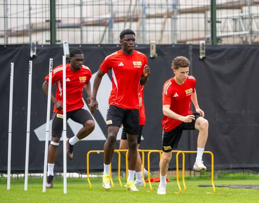 Fußball, Herren, Saison 2025 2026, 1. Bundesliga, 1. FC Union Berlin, Training auf Trainingsplatz II, v. l. Derrick Köhn (1. FC Union Berlin), Mekhi Gray (U19, 1. FC Union Berlin), Linus Güther (1. FC Union), 05.05. 2026, Copyright: xMatthiasxKochx