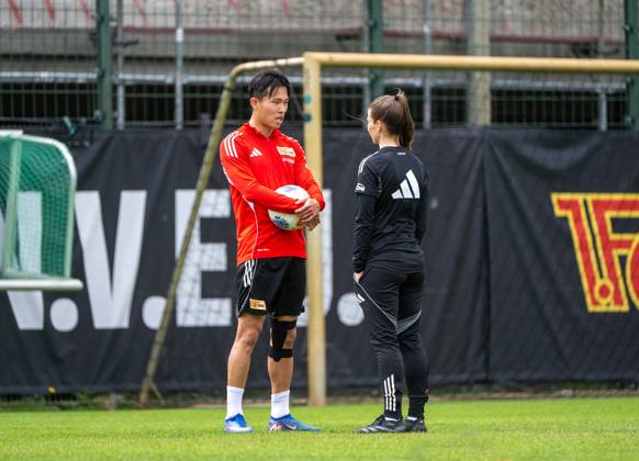 Fußball, Herren, Saison 2025 2026, 1. Bundesliga, 1. FC Union Berlin, Training auf Trainingsplatz II, v. l. Woo-Yeong Jeong (Wooyeong, 1. FC Union Berlin), Trainerin Marie-Louise Eta (1. FC Union Berlin), 05.05. 2026, Copyright: xMatthiasxKochx