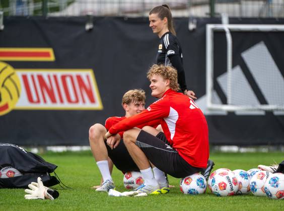 Fußball, Herren, Saison 2025 2026, 1. Bundesliga, 1. FC Union Berlin, Training auf Trainingsplatz II, v. l. Aljoscha Kemlein (1. FC Union Berlin), Tom Rothe (1. FC Union Berlin), Trainerin Marie-Louise Eta (1. FC Union Berlin), 05.05. 2026, Copyright: xMatthiasxKochx