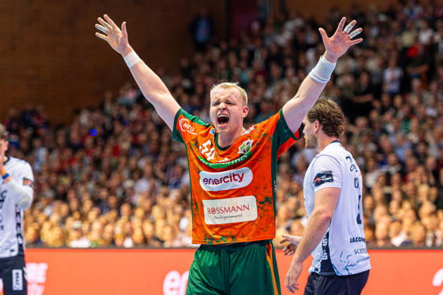 Justus Fischer (TSV Hannover-Burgdorf, Nr. 54) (L-R), TSV Hannover-Burgdorf (orange) against SG Flensburg-Handewitt (blue) (second-leg of the quarter-finals the EHF European League 2025 2026) (05.05.2026, Swiss Life Hall (Hannover, GER), Copyright: xJanxGuentherx xTSVxHannover-Burgdorfx