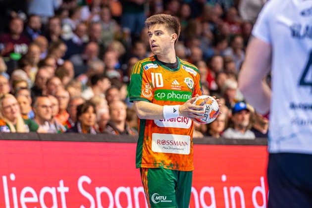 Renars Uscins (TSV Hannover-Burgdorf, Nr. 10) (L-R), TSV Hannover-Burgdorf (orange) against SG Flensburg-Handewitt (blue) (second-leg of the quarter-finals the EHF European League 2025 2026) (05.05.2026, Swiss Life Hall (Hannover, GER), Copyright: xJanxGuentherx xTSVxHannover-Burgdorfx
