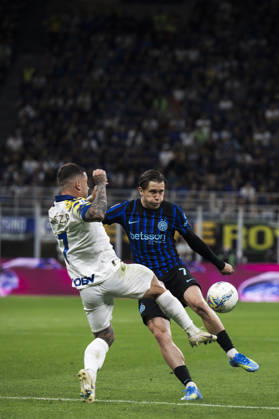FC Internazionale v Parma Calcio - Serie A Piotr Zielinski of FC Internazionale competes for teh ball with Gabriel Strefezza of Parma Calcio during the Serie A football match between FC Internazionale and Parma Calcio. Milan Italy Copyright: xNicolòxCampox