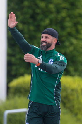 07.05.2026, Fussball, Training des FC Schalke 04. Trainer Miron Muslic (FC Schalke 04) winkt den Fans und lacht. Gelsenkirchen Trainingsgelände FC Schalke 04 NRW Deutschland xRHR-FOTO YYx Copyright: RHR-FOTOx RHR-FOTO YY