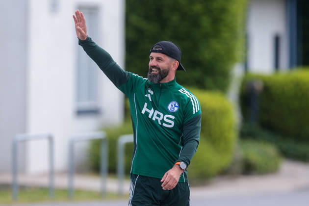 07.05.2026, Fussball, Training des FC Schalke 04. Trainer Miron Muslic (FC Schalke 04) winkt den Fans und lacht. Gelsenkirchen Trainingsgelände FC Schalke 04 NRW Deutschland xRHR-FOTO YYx Copyright: RHR-FOTOx RHR-FOTO YY