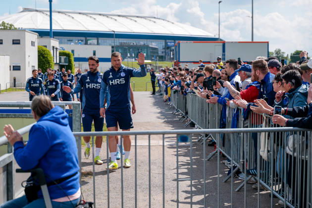 07.05.2026, Fussball, Training des FC Schalke 04. Die Spieler des S04 kommen zum Training, v. l. Kenan Karaman (FC Schalke 04), Edin Dzeko (FC Schalke 04). Gelsenkirchen Trainingsgelände FC Schalke 04 NRW Deutschland xRHR-FOTO YYx Copyright: RHR-FOTOx RHR-FOTO YY