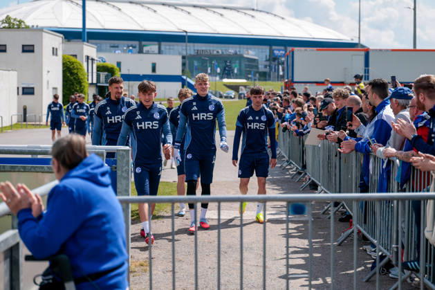 07.05.2026, Fussball, Training des FC Schalke 04. Die Spieler des S04 kommen zum Training, v. l. Janik Bachmann (FC Schalke 04), Max Grüger (FC Schalke 04), Torwart Johannes Siebeking (FC Schalke 04), Vitalie Becker (FC Schalke 04). Gelsenkirchen Trainingsgelände FC Schalke 04 NRW Deutschland xRHR-FOTO YYx Copyright: RHR-FOTOx RHR-FOTO YY