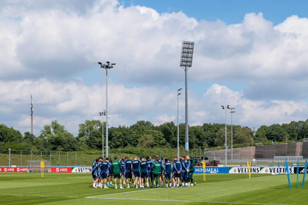 07.05.2026, Fussball, Training des FC Schalke 04. Die Spieler des S04 kommen auf dem Trainingsplatz zusammen. Gelsenkirchen Trainingsgelände FC Schalke 04 NRW Deutschland xRHR-FOTO YYx Copyright: RHR-FOTOx RHR-FOTO YY