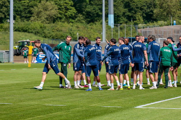 07.05.2026, Fussball, Training des FC Schalke 04. Janik Bachmann (FC Schalke 04) rennt durch das Spalier aus Spielern, Gelsenkirchen Trainingsgelände FC Schalke 04 NRW Deutschland xRHR-FOTO YYx Copyright: RHR-FOTOx RHR-FOTO YY