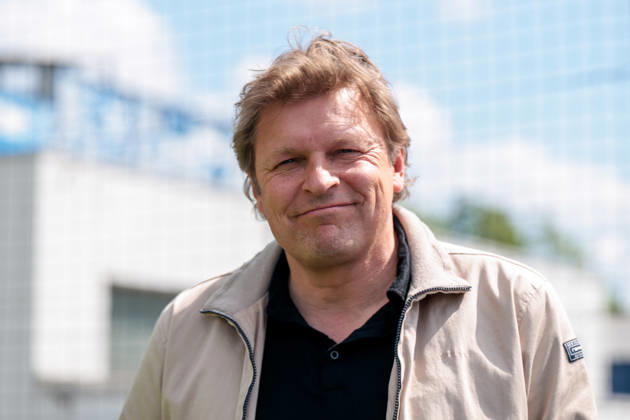 07.05.2026, Fussball, Training des FC Schalke 04. Direktor Profifussball Youri Mulder (FC Schalke 04) lacht. Gelsenkirchen Trainingsgelände FC Schalke 04 NRW Deutschland xRHR-FOTO YYx Copyright: RHR-FOTOx RHR-FOTO YY