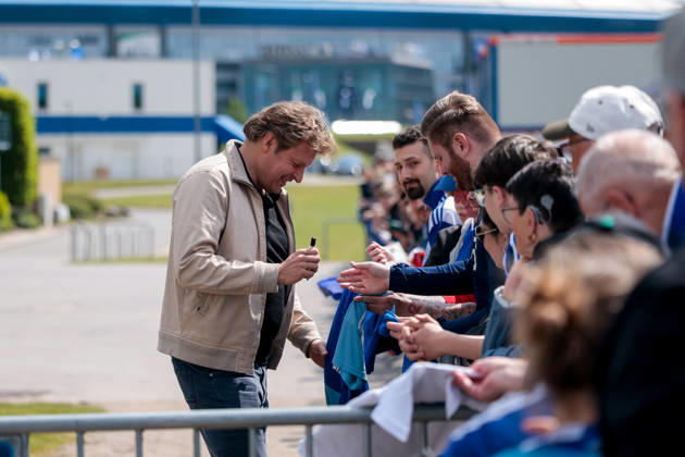 07.05.2026, Fussball, Training des FC Schalke 04. Direktor Profifussball Youri Mulder (FC Schalke 04) gibt Autogramme. Gelsenkirchen Trainingsgelände FC Schalke 04 NRW Deutschland xRHR-FOTO YYx Copyright: RHR-FOTOx RHR-FOTO YY