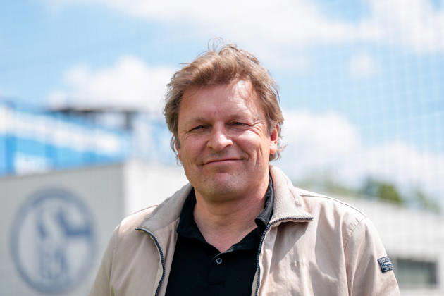 07.05.2026, Fussball, Training des FC Schalke 04. Direktor Profifussball Youri Mulder (FC Schalke 04) lacht. Gelsenkirchen Trainingsgelände FC Schalke 04 NRW Deutschland xRHR-FOTO YYx Copyright: RHR-FOTOx RHR-FOTO YY