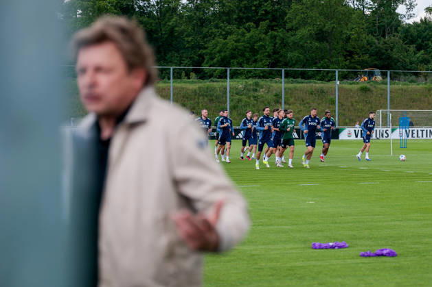 07.05.2026, Fussball, Training des FC Schalke 04. Direktor Profifussball Youri Mulder (FC Schalke 04) gibt ein Interview und im Hintergrund macht sich die Mannschaft warm. Gelsenkirchen Trainingsgelände FC Schalke 04 NRW Deutschland xRHR-FOTO YYx Copyright: RHR-FOTOx RHR-FOTO YY