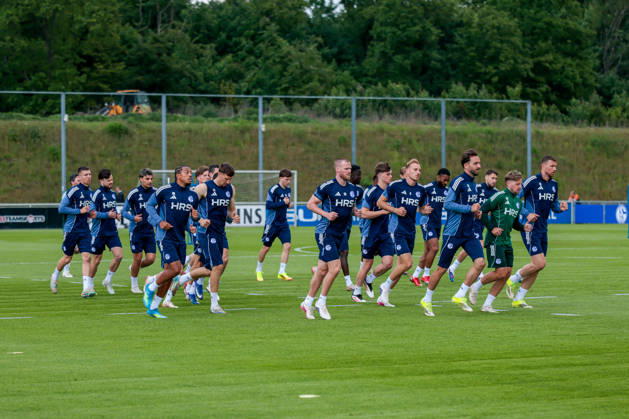 07.05.2026, Fussball, Training des FC Schalke 04. Die Spieler des S04 machen sich warm. Gelsenkirchen Trainingsgelände FC Schalke 04 NRW Deutschland xRHR-FOTO YYx Copyright: RHR-FOTOx RHR-FOTO YY
