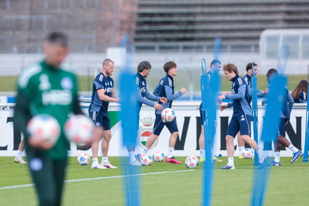 07.05.2026, Fussball, Training des FC Schalke 04. v. l. Tomas Kalas (FC Schalke 04), Mertcan Ayhan (FC Schalke 04). Max Grüger (FC Schalke 04), Edin Dzeko (FC Schalke 04), Finn Porath (FC Schalke 04). Gelsenkirchen Trainingsgelände FC Schalke 04 NRW Deutschland xRHR-FOTO YYx Copyright: RHR-FOTOx RHR-FOTO YY