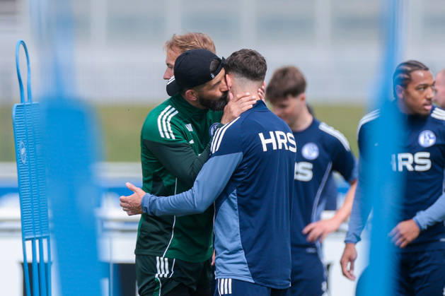 07.05.2026, Fussball, Training des FC Schalke 04. v. l. Trainer Miron Muslic (FC Schalke 04) gibt Adil Aouchiche (FC Schalke 04) einen Kuss auf die Wange. Gelsenkirchen Trainingsgelände FC Schalke 04 NRW Deutschland xRHR-FOTO YYx Copyright: RHR-FOTOx RHR-FOTO YY