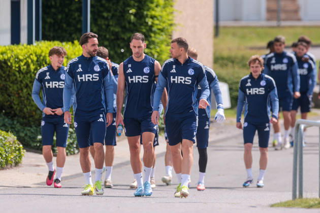 07.05.2026, Fussball, Training des FC Schalke 04. Die Spieler des S04 kommen zum Training, v. l. Kenan Karaman (FC Schalke 04), Nikola Katic (FC Schalke 04), Edin Dzeko (FC Schalke 04). Gelsenkirchen Trainingsgelände FC Schalke 04 NRW Deutschland xRHR-FOTO YYx Copyright: RHR-FOTOx RHR-FOTO YY