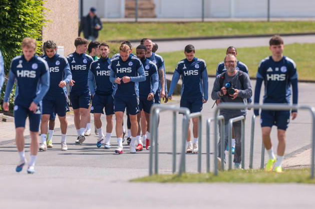 07.05.2026, Fussball, Training des FC Schalke 04. Die Spieler des S04 kommen zum Training, v. l. Mertcan Ayhan (FC Schalke 04), Adil Aouchiche (FC Schalke 04), Timo Becker (FC Schalke 04), Moussa Sylla (FC Schalke 04), Ron Schallenberg (FC Schalke 04). Gelsenkirchen Trainingsgelände FC Schalke 04 NRW Deutschland xRHR-FOTO YYx Copyright: RHR-FOTOx RHR-FOTO YY