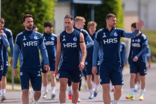07.05.2026, Fussball, Training des FC Schalke 04. Die Spieler des S04 kommen zum Training, v. l. Kenan Karaman (FC Schalke 04), Nikola Katic (FC Schalke 04), Edin Dzeko (FC Schalke 04). Gelsenkirchen Trainingsgelände FC Schalke 04 NRW Deutschland xRHR-FOTO YYx Copyright: RHR-FOTOx RHR-FOTO YY
