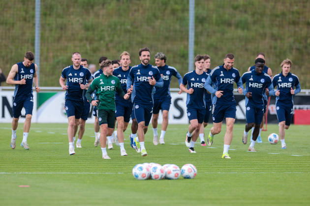 07.05.2026, Fussball, Training des FC Schalke 04. Die Spieler des S04 laufen sich warm. Gelsenkirchen Trainingsgelände FC Schalke 04 NRW Deutschland xRHR-FOTO YYx Copyright: RHR-FOTOx RHR-FOTO YY