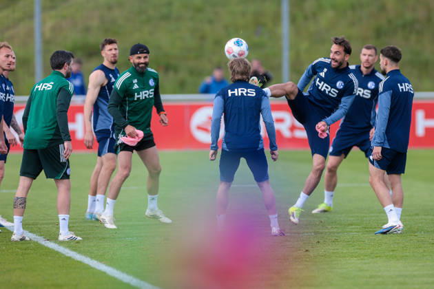 07.05.2026, Fussball, Training des FC Schalke 04. v. l. Janik Bachmann (FC Schalke 04), Trainer Miron Muslic (FC Schalke 04), Kenan Karaman (FC Schalke 04), Edin Dzeko (FC Schalke 04). Gelsenkirchen Trainingsgelände FC Schalke 04 NRW Deutschland xRHR-FOTO YYx Copyright: RHR-FOTOx RHR-FOTO YY