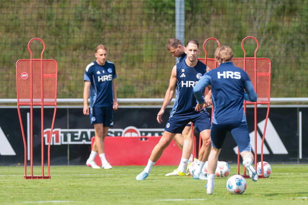 07.05.2026, Fussball, Training des FC Schalke 04. v. l. Timo Becker (FC Schalke 04), Nikola Katic (FC Schalke 04). Gelsenkirchen Trainingsgelände FC Schalke 04 NRW Deutschland xRHR-FOTO YYx Copyright: RHR-FOTOx RHR-FOTO YY