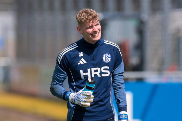 07.05.2026, Fussball, Training des FC Schalke 04. Torwart Johannes Siebeking (FC Schalke 04) trinkt etwas. Gelsenkirchen Trainingsgelände FC Schalke 04 NRW Deutschland xRHR-FOTO YYx Copyright: RHR-FOTOx RHR-FOTO YY