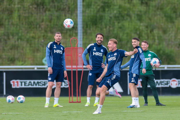 07.05.2026, Fussball, Training des FC Schalke 04. v. l. Edin Dzeko (FC Schalke 04), Kenan Karaman (FC Schalke 04), Timo Becker (FC Schalke 04), Adil Aouchiche (FC Schalke 04) lachen. Gelsenkirchen Trainingsgelände FC Schalke 04 NRW Deutschland xRHR-FOTO YYx Copyright: RHR-FOTOx RHR-FOTO YY