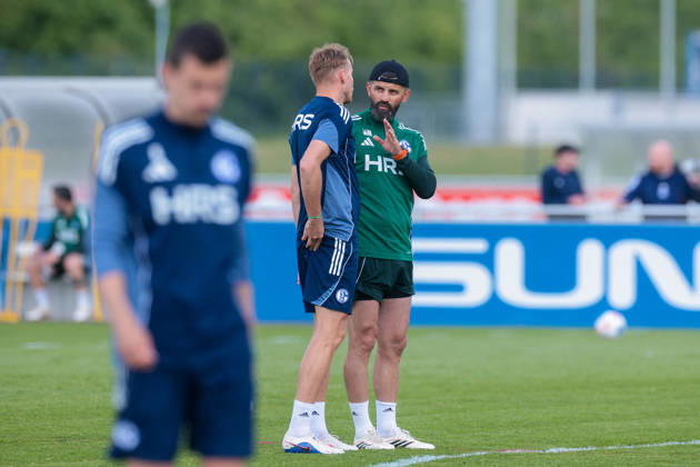 07.05.2026, Fussball, Training des FC Schalke 04. v. l. Timo Becker (FC Schalke 04) spricht mit Trainer Miron Muslic (FC Schalke 04). Gelsenkirchen Trainingsgelände FC Schalke 04 NRW Deutschland xRHR-FOTO YYx Copyright: RHR-FOTOx RHR-FOTO YY