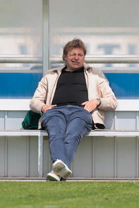 07.05.2026, Fussball, Training des FC Schalke 04. Direktor Profifussball Youri Mulder (FC Schalke 04) sitzt auf der Bank und verzieht das Gesicht. Gelsenkirchen Trainingsgelände FC Schalke 04 NRW Deutschland xRHR-FOTO YYx Copyright: RHR-FOTOx RHR-FOTO YY