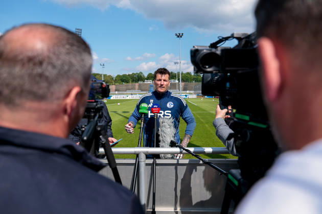 07.05.2026, Fussball, Training des FC Schalke 04. Medienrunde mit Torwart Kevin Müller (FC Schalke 04). Gelsenkirchen Trainingsgelände FC Schalke 04 NRW Deutschland xRHR-FOTO YYx Copyright: RHR-FOTOx RHR-FOTO YY