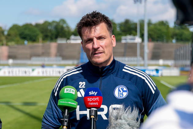 07.05.2026, Fussball, Training des FC Schalke 04. Medienrunde mit Torwart Kevin Müller (FC Schalke 04). Gelsenkirchen Trainingsgelände FC Schalke 04 NRW Deutschland xRHR-FOTO YYx Copyright: RHR-FOTOx RHR-FOTO YY