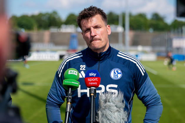07.05.2026, Fussball, Training des FC Schalke 04. Medienrunde mit Torwart Kevin Müller (FC Schalke 04). Gelsenkirchen Trainingsgelände FC Schalke 04 NRW Deutschland xRHR-FOTO YYx Copyright: RHR-FOTOx RHR-FOTO YY