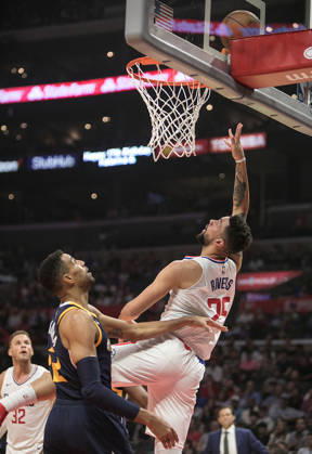 October 24, 2017 - Los Angeles, California, U.S - Austin Rivers 25 of the Los Angeles Clippers goes for a reverse layup during their regular season NBA, Basketball Herren, USA game against the Utah Jazz on Tuesday October 24, 2017 at the Staples Center in Los Angeles, California. Clippers defeats Jazz, 102-84. Copyright: xJavierxRojasx
