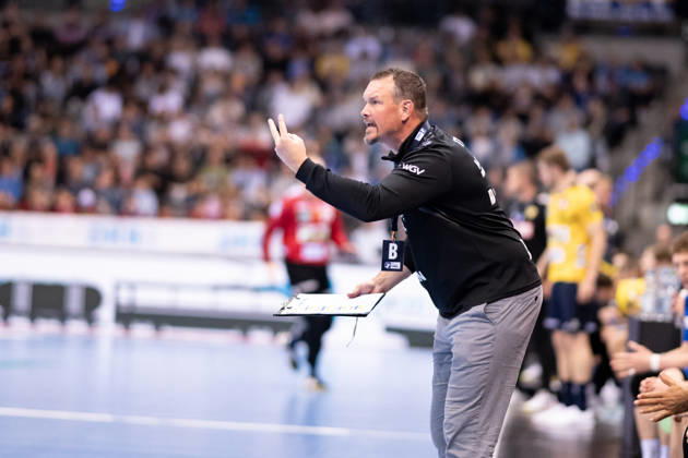 Misha Kaufmann, (TVB Stuttgart, Trainer Coach), zeigt es zwei muesst ihr sein TVB Stuttgart vs. Rhein Neckar Loewen, DAIKIN Handballbundesliga, 31. Spieltag, Saison 2025 2026, 07.05.2026 Eibner-Pressefoto Andreas Ulmer TVB Stuttgart vs. Rhein Neckar Loewen, DAIKIN Handballbundesliga, 31. Spieltag, Saison 2025 2026, 07.05.2026 Stuttgart Copyright: xEibner-Pressefoto AndreasxUlmerx EP_AUR