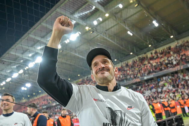 Julian Schuster (SC Freiburg, Trainer) jubelt nach Spielende vor den Fans über den Einzug ins Finale. GER, SC Freiburg - Sporting Braga, Fussball, Europa League, Halbfinale, Saison 2025 2026, 07.05.2026 GER, SC Freiburg - Sporting Braga, Fussball, Europa League, Halbfinale, Saison 2025 2026, 07.05.2026 Freiburg Copyright: xEibner-Pressefoto ThomasxHessx EP_THS